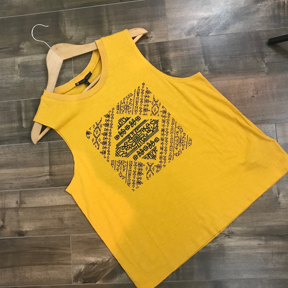 House Of Harlow 1960 Gold Boho aztec tshirt NWT